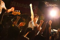 8月24日に東京・吉祥寺WARPにて開催されたSEBASTIAN Xワンマンライブの様子。（撮影：木村泰之）