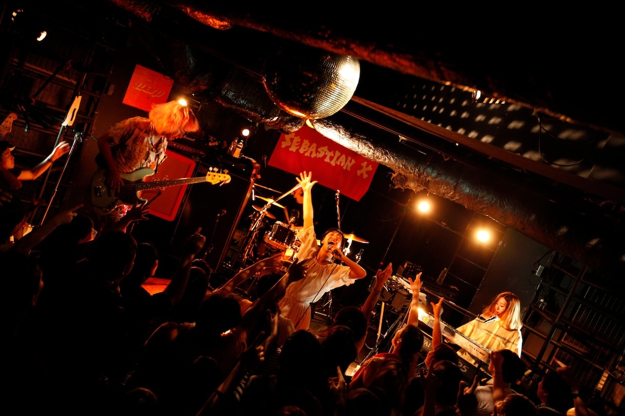 8月24日に東京・吉祥寺WARPにて開催されたSEBASTIAN Xワンマンライブの様子。（撮影：木村泰之）