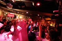 8月24日に東京・吉祥寺WARPにて開催されたSEBASTIAN Xワンマンライブの様子。（撮影：木村泰之）