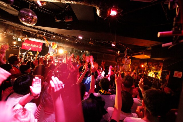 8月24日に東京・吉祥寺WARPにて開催されたSEBASTIAN Xワンマンライブの様子。（撮影：木村泰之）