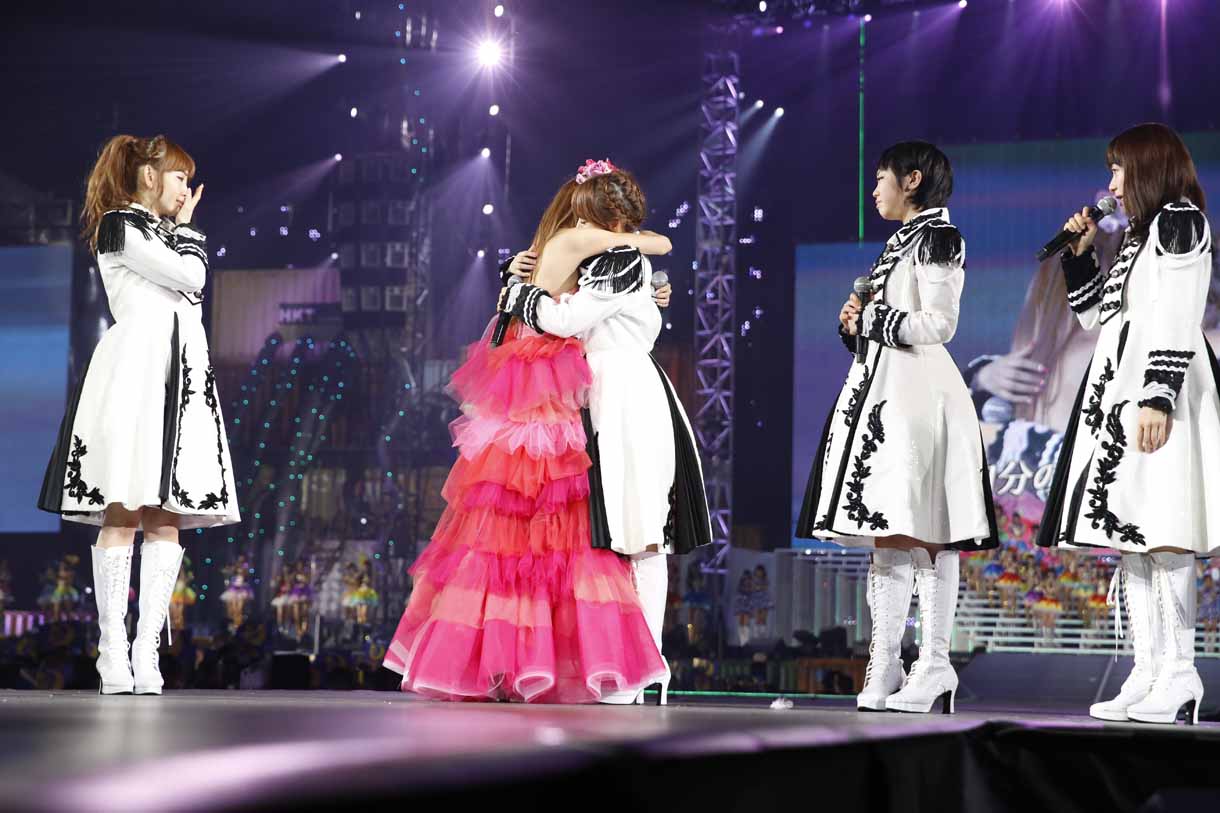 高橋みなみと抱き合う板野友美。 (c)AKS