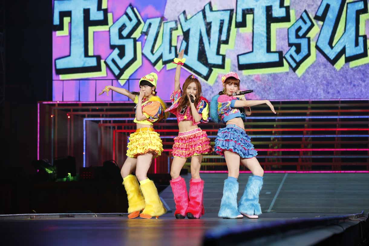 峯岸みなみ、板野友美、小嶋陽菜による「ツンデレ！」歌唱の様子。 (c)AKS