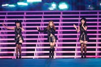 渡辺麻友、板野友美、柏木由紀による「Faint」歌唱の様子。 (c)AKS