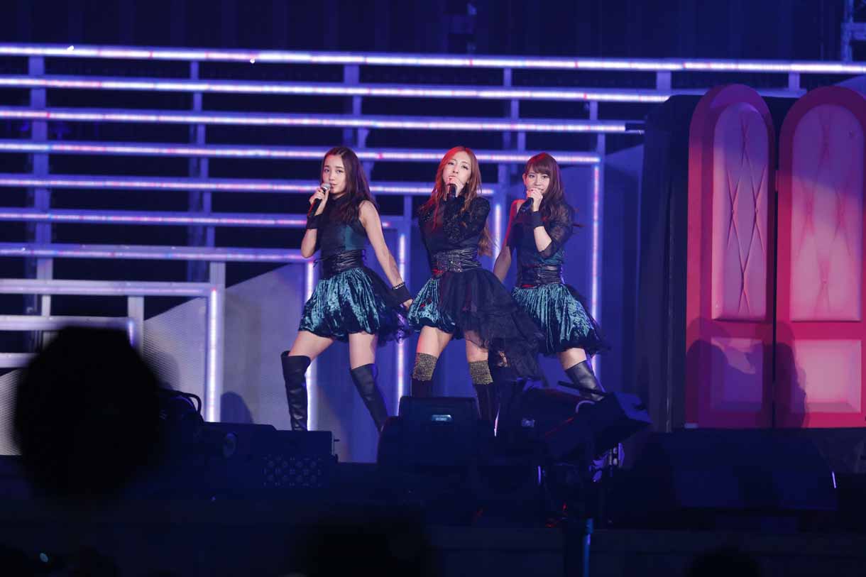 加藤玲奈、板野友美、永尾まりやによる「愛しさのdefense」歌唱の様子。 (c)AKS