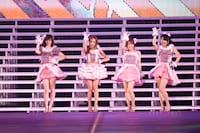 島崎遥香、板野友美、高橋みなみ、横山由依による「ガラスのI LOVE YOU」歌唱の様子。 (c)AKS