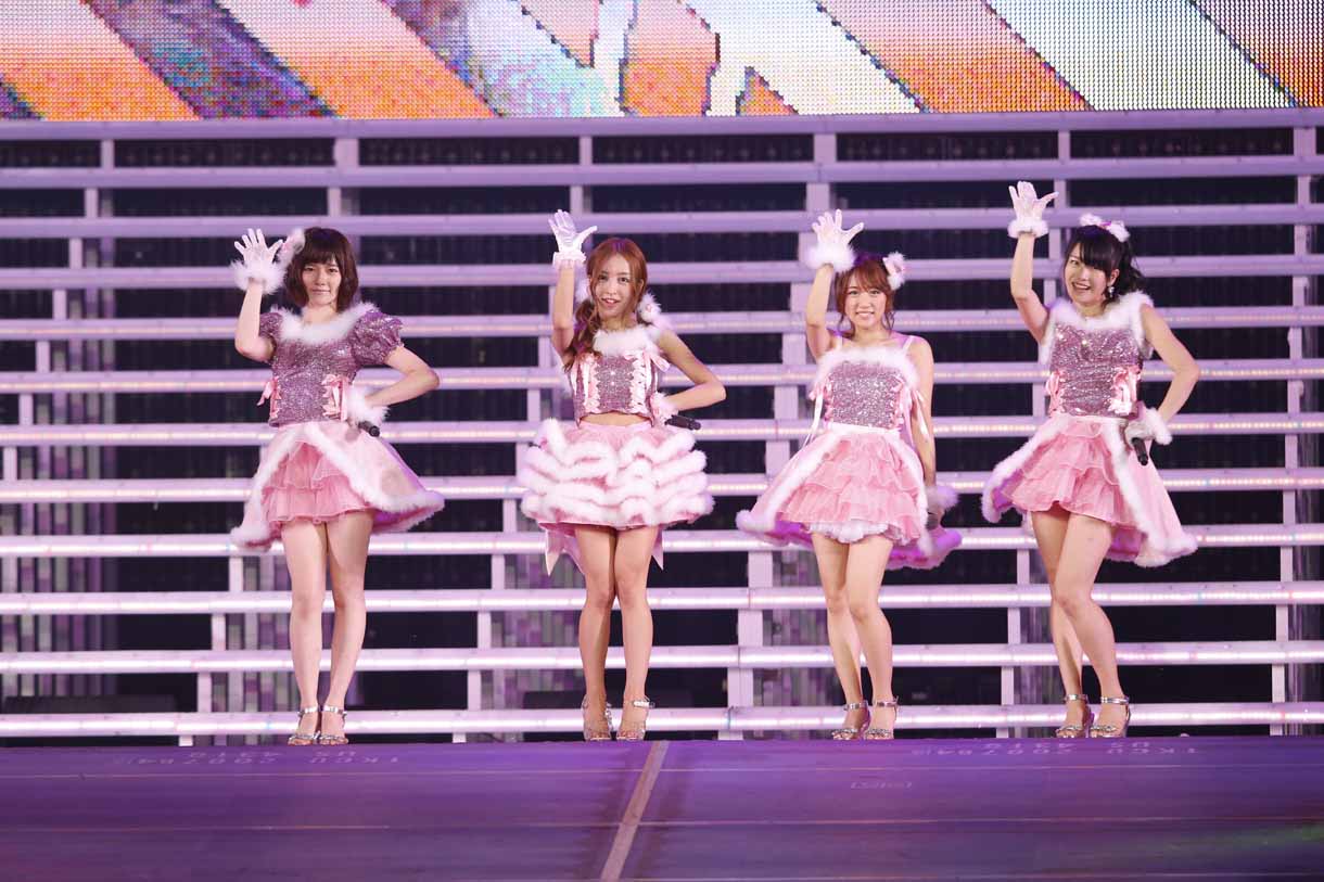 島崎遥香、板野友美、高橋みなみ、横山由依による「ガラスのI LOVE YOU」歌唱の様子。 (c)AKS
