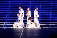 板野友美による「1%」歌唱の様子。 (c)AKS