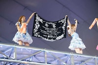 板野友美、小嶋陽菜（左から）。 (c)AKS