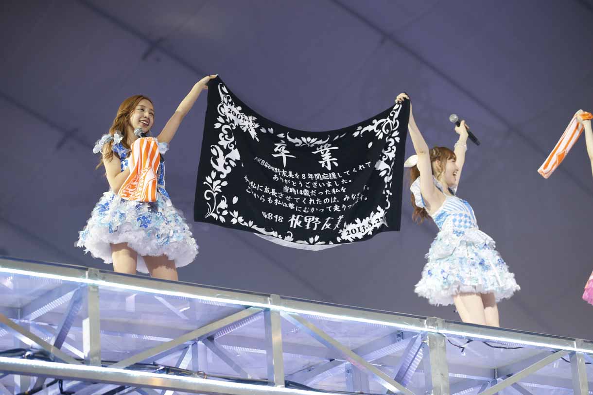 板野友美、小嶋陽菜（左から）。 (c)AKS