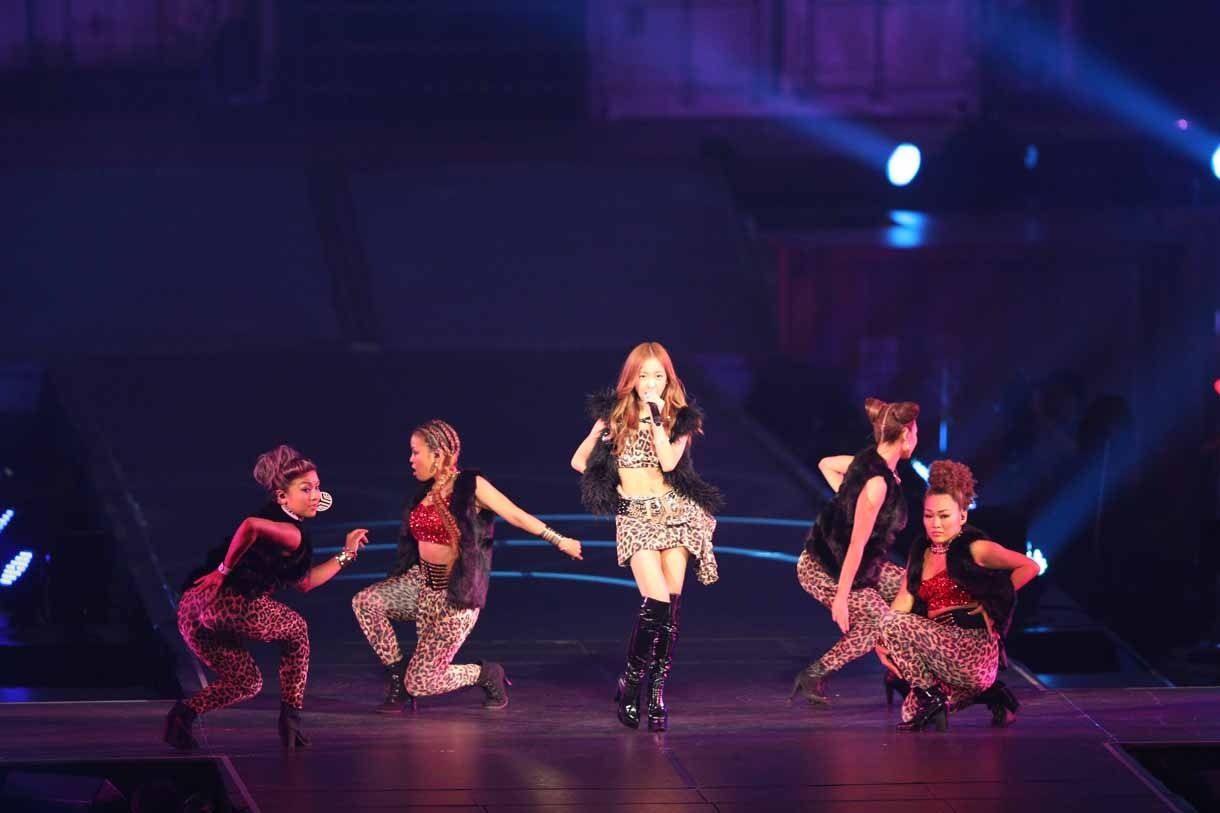 板野友美による「Dear J」歌唱の様子。 (c)AKS