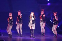 板野友美による「Dear J」歌唱の様子。 (c)AKS