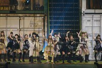 板野友美センターによる「フライングゲット」歌唱の様子。 (c)AKS