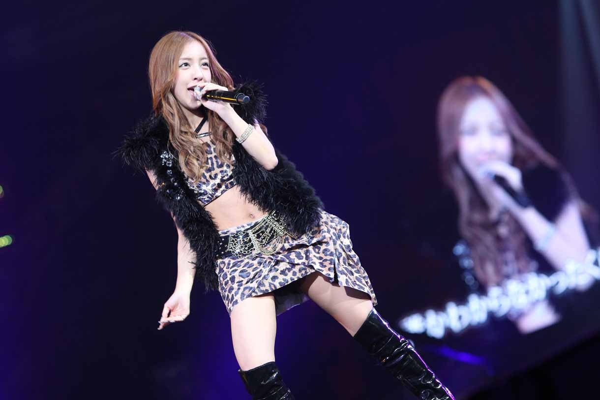 板野友美による「Dear J」歌唱の様子。 (c)AKS