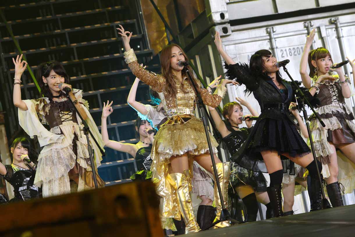 板野友美センターによる「フライングゲット」歌唱の様子。 (c)AKS