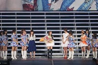 最後のあいさつをする板野友美。 (c)AKS