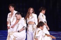 板野友美による「1%」歌唱の様子。 (c)AKS