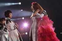 高橋みなみと抱き合う板野友美。 (c)AKS