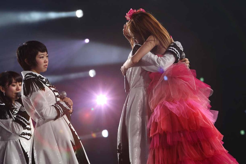 高橋みなみと抱き合う板野友美。 (c)AKS