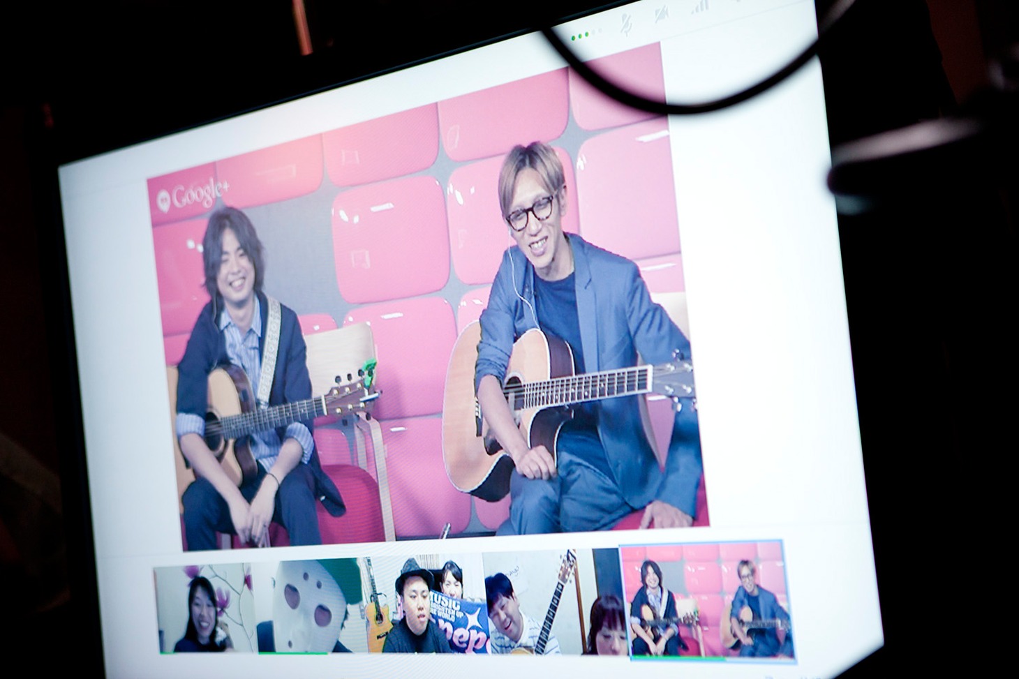DEPAPEPE「MUSIC FRIDAY on Google+ | YouTube」出演時、ハングアウト機能でファンと交流している様子。