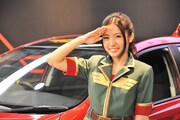 “ジオン軍”の衣装で敬礼をする古川愛李。