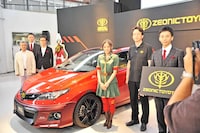 「シャア専用オーリス」フォトセッションの様子。