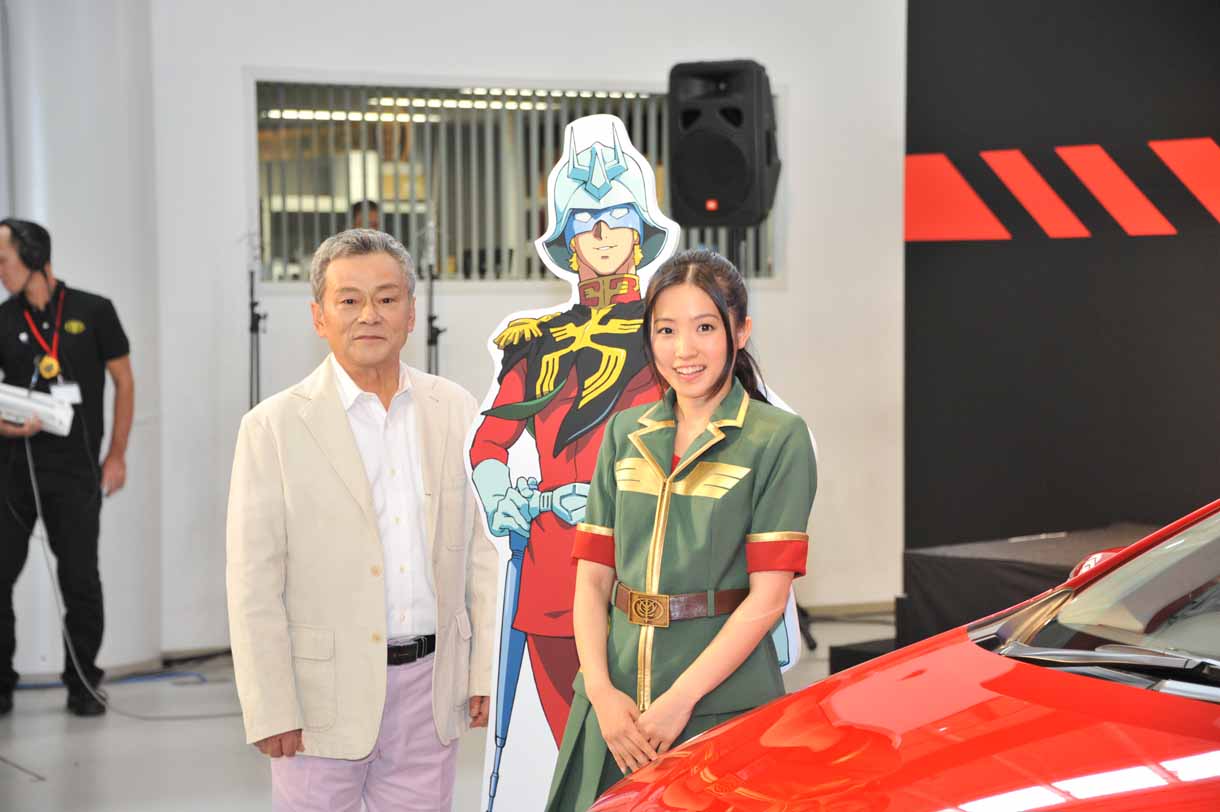左からシャア・アズナブルの等身大パネルとの撮影に応じる池田秀一、古川愛李。