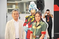 左からシャア・アズナブルの等身大パネルとの撮影に応じる池田秀一、古川愛李。