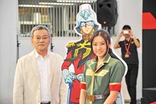 左からシャア・アズナブルの等身大パネルとの撮影に応じる池田秀一、古川愛李。
