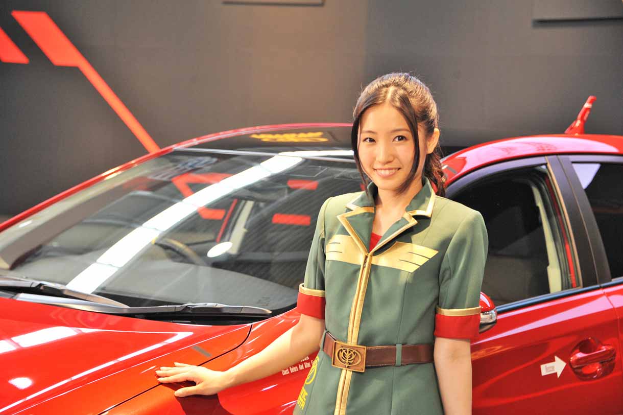 「シャア専用オーリス」の前で撮影に応じる古川愛李。