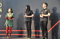 左から古川愛李、トヨタ社員。