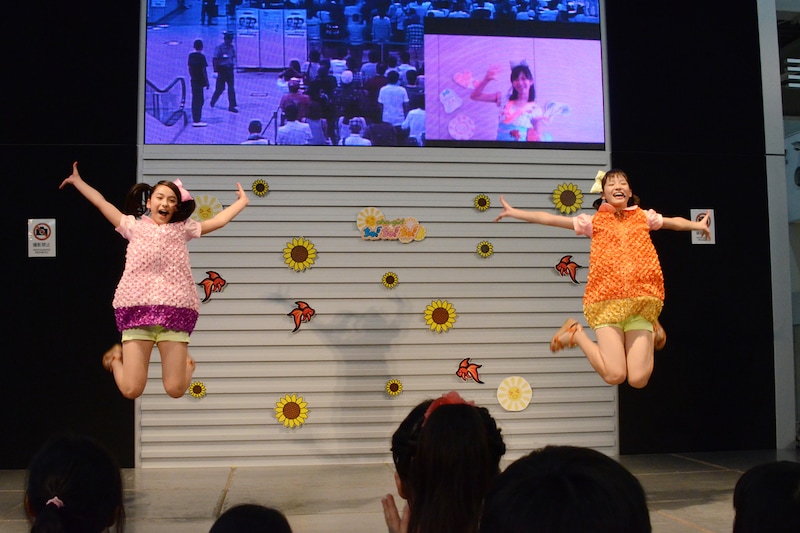 8月の東京・MEGA WEB トヨタシティショウケースでのイベントの様子。写真左からゆうな、ひなこ。