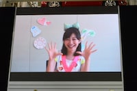 ステージ後方のスクリーンに映し出されたなつみのビデオメッセージ。