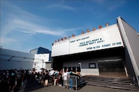 「Voca Nico Night 4 -Summer Party 2013-」開演前の会場外の様子。（撮影：本田裕二、木村泰之）