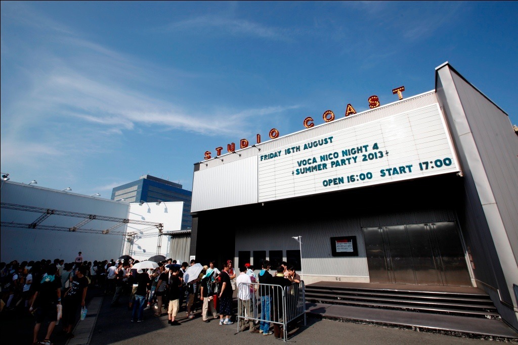 「Voca Nico Night 4 -Summer Party 2013-」開演前の会場外の様子。（撮影：本田裕二、木村泰之）