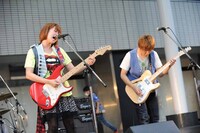 岩淵紗貴（Vo, G）、一瀬貴之（G）（左から）