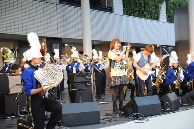 CHEESE CAKEと精華女子高等学校吹奏楽部による「音の無い世界のうさぎ」演奏の様子。