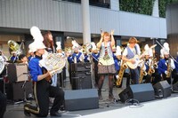 CHEESE CAKEと精華女子高等学校吹奏楽部による「音の無い世界のうさぎ」演奏の様子。