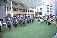 CHEESE CAKEと精華女子高等学校吹奏楽部による「音の無い世界のうさぎ」演奏の様子。