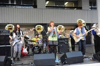 CHEESE CAKEと精華女子高等学校吹奏楽部による「音の無い世界のうさぎ」演奏の様子。