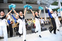 CHEESE CAKEと精華女子高等学校吹奏楽部による「ヤングマン」演奏の様子。