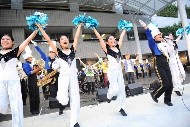 CHEESE CAKEと精華女子高等学校吹奏楽部による「ヤングマン」演奏の様子。