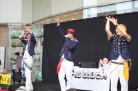 北千住マルイ店の特設ステージでパフォーマンスするFis block。