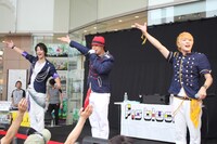 北千住マルイ店の特設ステージでパフォーマンスするFis block。