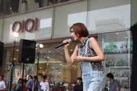 北千住マルイ店の特設ステージで歌うGILLE。
