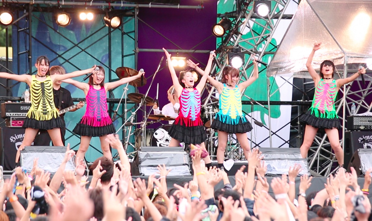 香川・国営讃岐まんのう公園で行われる野外フェスティバル「MONSTER baSH 2013」でのひめキュンフルーツ缶のステージの様子。