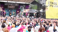 香川・国営讃岐まんのう公園で行われる野外フェスティバル「MONSTER baSH 2013」でのひめキュンフルーツ缶のステージの様子。