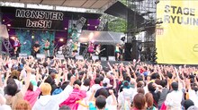 香川・国営讃岐まんのう公園で行われる野外フェスティバル「MONSTER baSH 2013」でのひめキュンフルーツ缶のステージの様子。