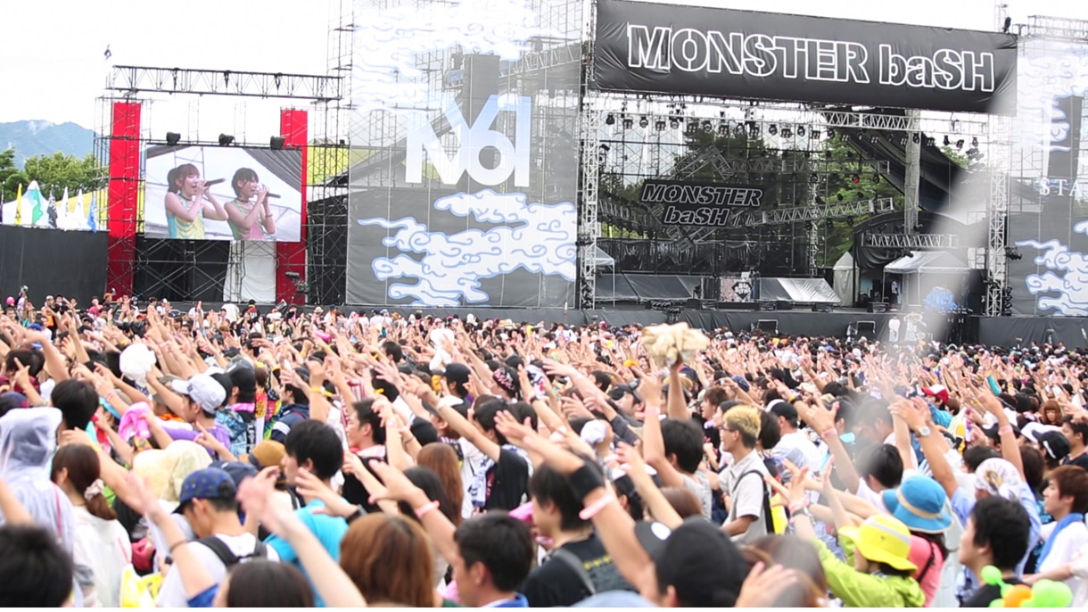 香川・国営讃岐まんのう公園で行われる野外フェスティバル「MONSTER baSH 2013」でのひめキュンフルーツ缶のステージの様子。