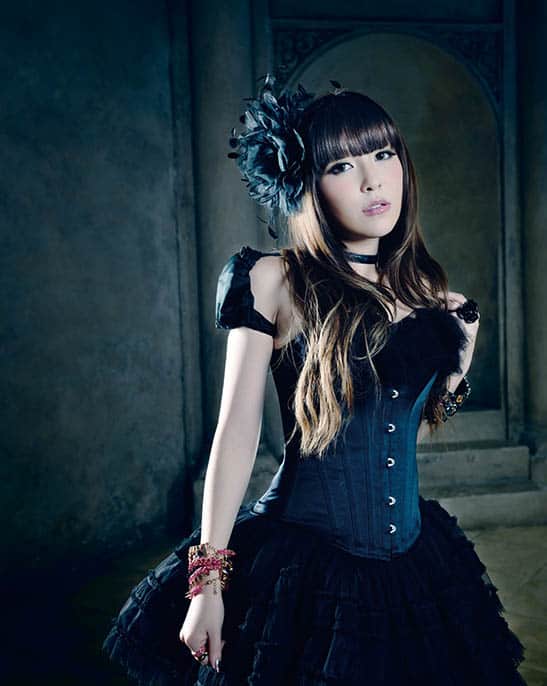 黒崎真音 約1年ぶりのシングルは 東京レイヴンズ Op曲 音楽ナタリー 黒崎真音 約1年ぶりのシングルは 東京レイヴンズ Op曲 音楽ナタリー