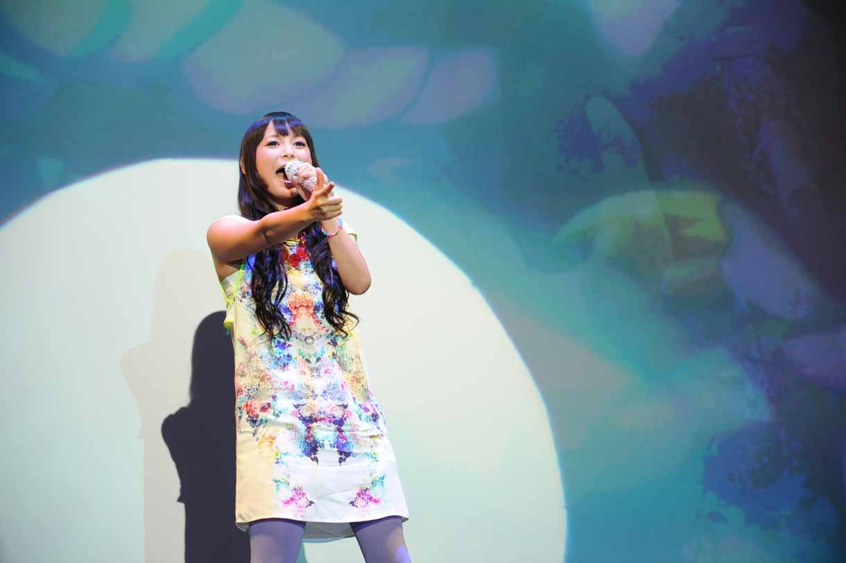 「パズドラZ」主題歌「さかさま世界」を歌唱する中川翔子。